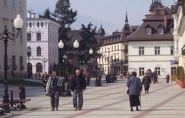 Plac Piastowski po remoncie. Niby ładnie, ale ciepliczanom brakuje klombów i pasa zieleni, który był tam przed modernizacją nawierzchni.