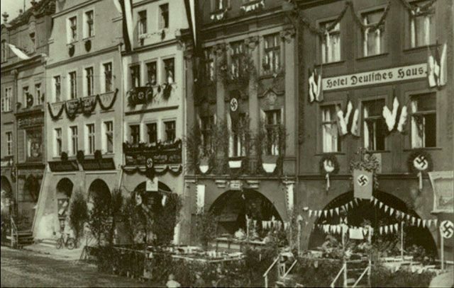 Hotel Deutsches Haus przed nazistowskim wiecem NSPAD. W faszystowskiej dekoracji cała pierzeja Rynku.
