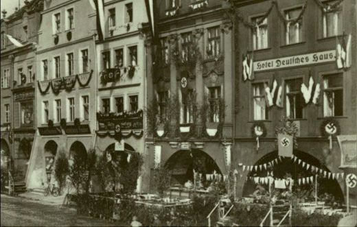 Hotel Deutsches Haus przed nazistowskim wiecem NSPAD. W faszystowskiej dekoracji cała pierzeja Rynku.