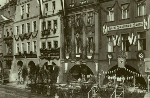 Hotel Deutsches Haus przed nazistowskim wiecem NSPAD. W faszystowskiej dekoracji cała pierzeja Rynku.