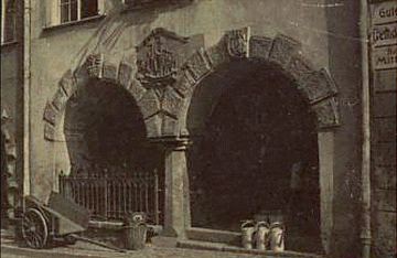 Statek symbol Konfraterni Kupieckiej. Zdjęty w latach 60-tych przy modernizacji kamienic na placu Ratuszowym. Można go obejrzeć w ogrodach Muzeum Karkonoskiego. W podcieniach – tow