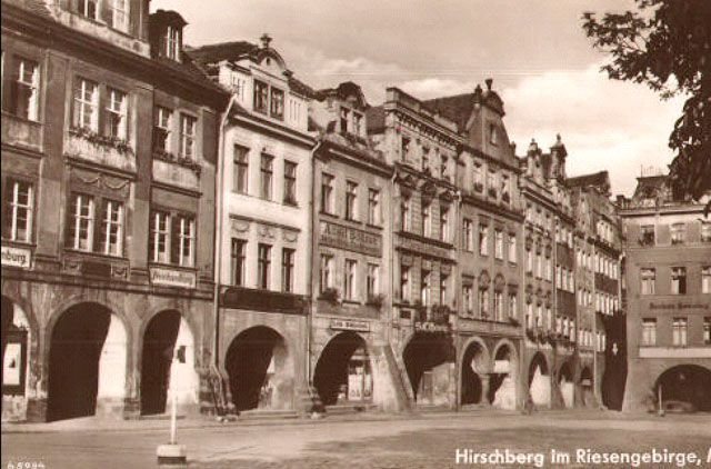 Rynek w latach 30-tych: widoczny na pierwszym planie znak wskazuje kierunek ruchu tramwaju w stronę ulicy Długiej.
