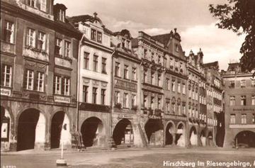 Rynek w latach 30-tych: widoczny na pierwszym planie znak wskazuje kierunek ruchu tramwaju w stronę ulicy Długiej.