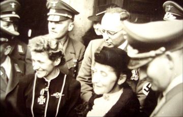 Hanna Reitsch wychodzi z ratusza po przyznaniu jej tytułu honorowej obywatelki Jeleniej Góry (teoretycznie zachowała go dziś).