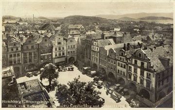 Ta sama część centralnego punktu miasta, tyle że sfotografowana z ratuszowej wieży.