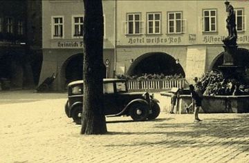 Widlasty Juergen (czyli Neptun). W tle Hotel pod Białym Rumakiem, jeden z kilku działających na obecnym placu Ratuszowym. Dziś nie ma tam żadnego hotelu.