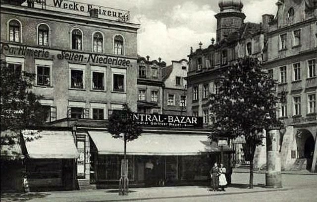 Bazar Centralny – ulubione miejsce zakupów wielu dawnych jeleniogórzan i turystów. Działało prawie do końca niemieckiej obecności w mieście. Może tam Nemecik kupił pamiątkową filiż
