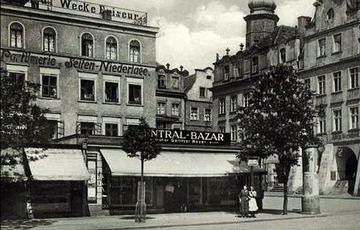 Bazar Centralny – ulubione miejsce zakupów wielu dawnych jeleniogórzan i turystów. Działało prawie do końca niemieckiej obecności w mieście. Może tam Nemecik kupił pamiątkową filiż