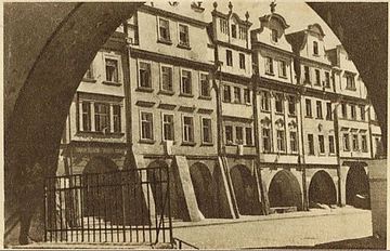 Plac Ratuszowy już po 1945 roku. W miejsce kolorowych szyldów niemieckich pojawiła się… pustka.