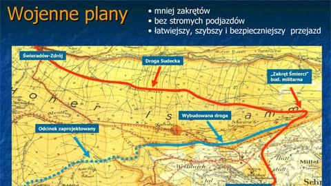 Niebieską linią zaznaczono poniemiecką drogę. Linia ciągła - odcinek wybudowany, linia przerywana - planowany.