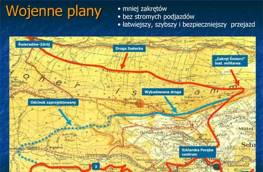 Niebieską linią zaznaczono poniemiecką drogę. Linia ciągła - odcinek wybudowany, linia przerywana - planowany.
