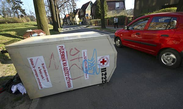 W piątek część jezdni ulicy Słowackiego zajmował przewrócony kontener Polskiego Czerwonego Krzyża.