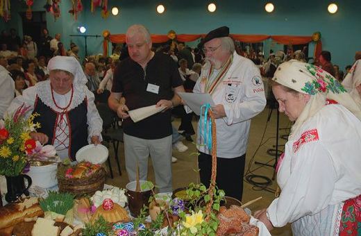 Charakterystyczna postać Schellera za stołem z wielkanocnymi smakołykami.
