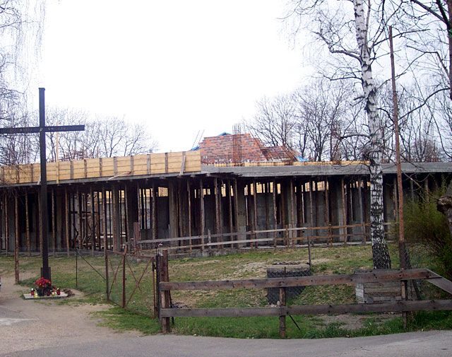 Zarysy górnego kościoła wyłaniają się znad fundamentów.