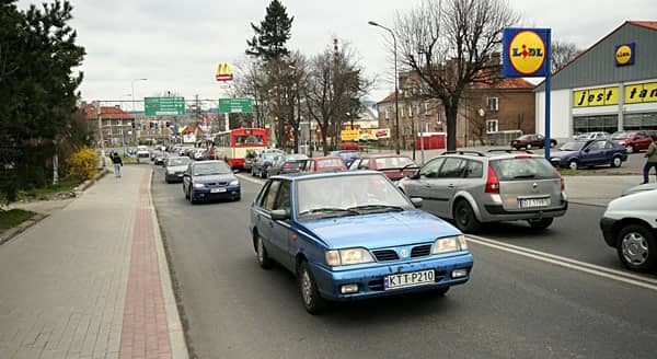 Wielu kierowców, mimo zmiany przepisów, już jeździ z włączonymi światłami niezależnie od pory dnia.