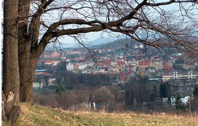 Widok wieży, Jeleniej Góry i linii kolejowej z pobliża wzgórza Pastwy zwanego też Szancami.