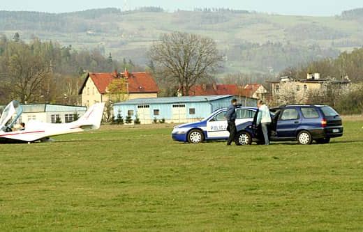 Rozbita awionetka na płycie lotniska AJ przy ulicy Łomnickiej.