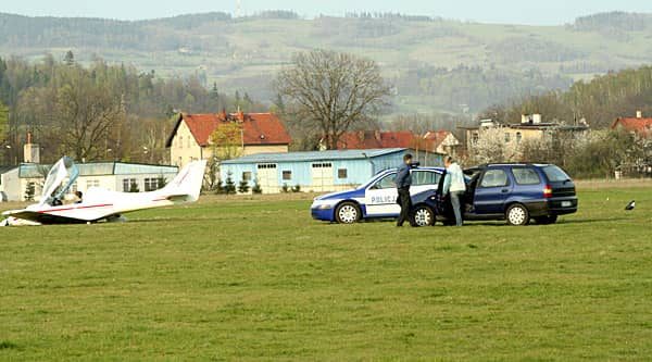 Rozbita awionetka na płycie lotniska AJ przy ulicy Łomnickiej.