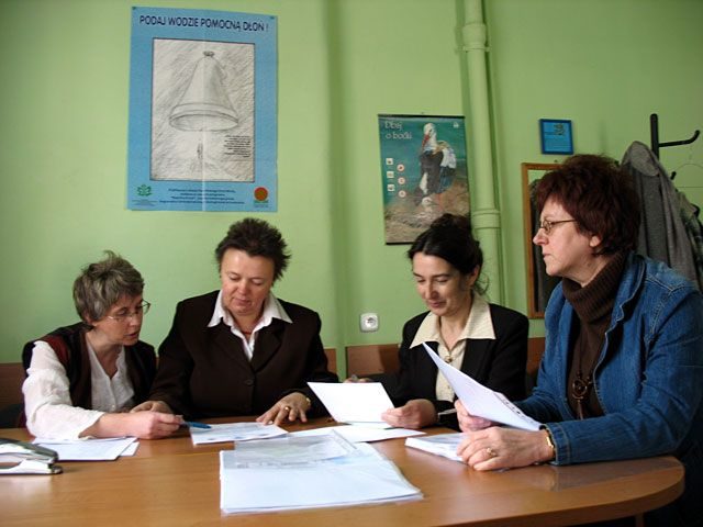 Jurorzy konkursu przy pracy. Od lewej: Joanna Malinowska (UWr,), Antonina Kużaj (KO Wrocław), Anna Stodolna-Rybczyńska (DCDNiIP Wrocław), Bogusława Bogucka(DODN filia Jelenia Góra)