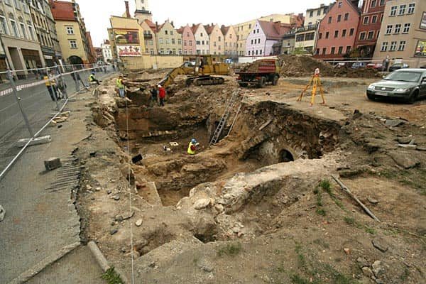 Na razie odsłonięto południową stronę placu przy ulicy Jasnej.