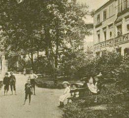 Fragment Promenady w latach 30-tych. Ulica w 1945 roku będzie się nazywała Wolności (na krótko) a potem – na znacznie dłużej, bo do 1993 roku – 15 Grudnia, na pamiątkę zjednoczenia