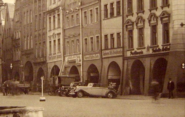 Południowa pierzeja Rynku u schyłku lat 30-tych. Na rogu ulicy Długiej perfumeria Rennera, sklep z papierosami oraz artykułami biurowymi. Żadna z tych branż nie utrzymała się po 19