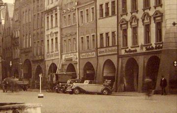 Południowa pierzeja Rynku u schyłku lat 30-tych. Na rogu ulicy Długiej perfumeria Rennera, sklep z papierosami oraz artykułami biurowymi. Żadna z tych branż nie utrzymała się po 19