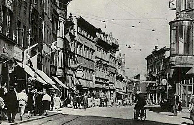 To samo miejsce 60 lat później już w polskiej Jeleniej Górze. Ulica 1 Maja.