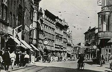 To samo miejsce 60 lat później już w polskiej Jeleniej Górze. Ulica 1 Maja.