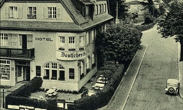Hotel Deutsches Haus w Hermsdorfie (Sobieszów). Po wojnie hotele i pensjonaty wciąż były obsługiwane przez Niemców i zachowały swój charakter do momentu wielkiej „przeprowadzki“ ob