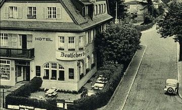Hotel Deutsches Haus w Hermsdorfie (Sobieszów). Po wojnie hotele i pensjonaty wciąż były obsługiwane przez Niemców i zachowały swój charakter do momentu wielkiej „przeprowadzki“ ob