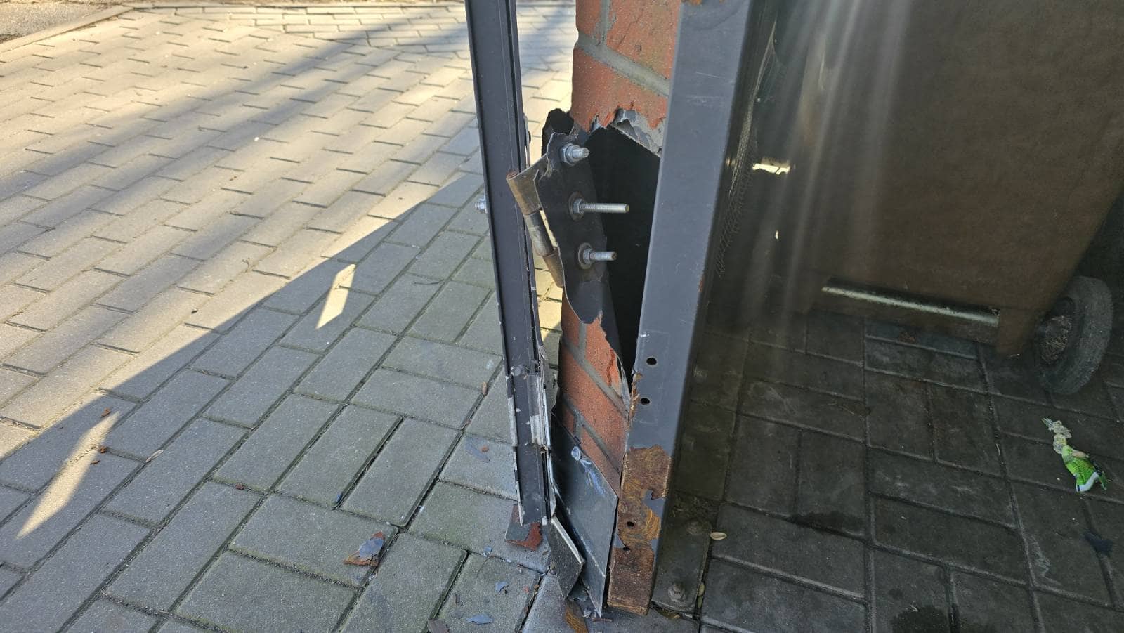Kto wyłamał drzwi do śmietnika na Noskowskiego?