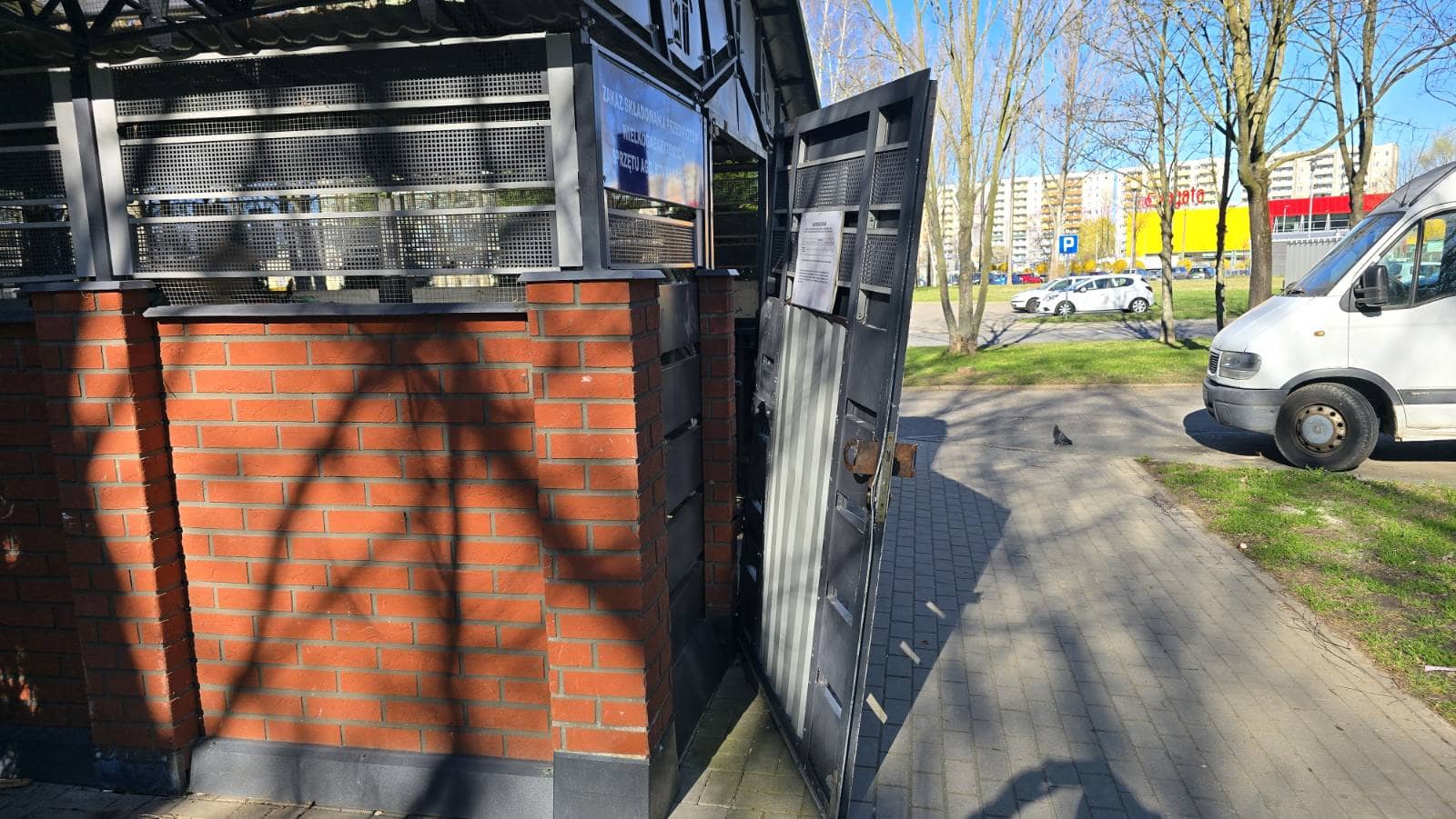 Kto wyłamał drzwi do śmietnika na Noskowskiego?
