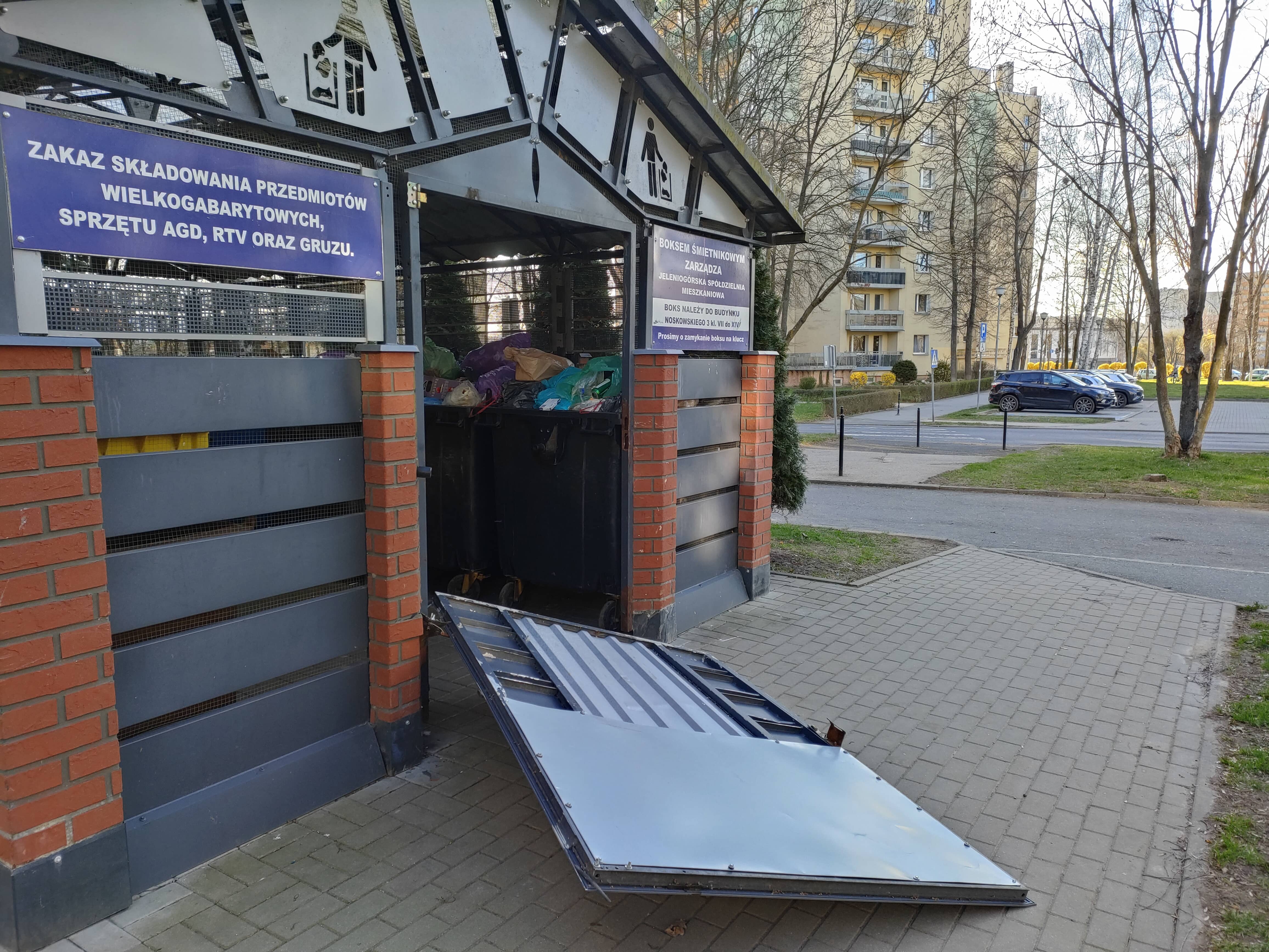 Kto wyłamał drzwi do śmietnika na Noskowskiego?