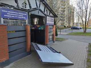 Kto wyłamał drzwi do śmietnika na Noskowskiego?