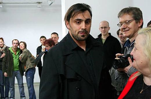 Performance w Biurze Wystaw Artystycznych może szokować, nie podobać się lub wzbudzać zachwyty. Ważne, że w mieście coś się dzieje.