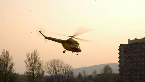 Helikopter na przyszpitalnym lotnisku to rzadki widok.
