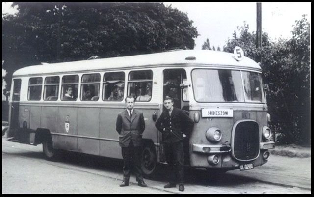 Czyż atrapa tego sana nie przypomina bohatera obrazu E. Muncha? Na zdjęciu „piątka” w Sobieszowie.