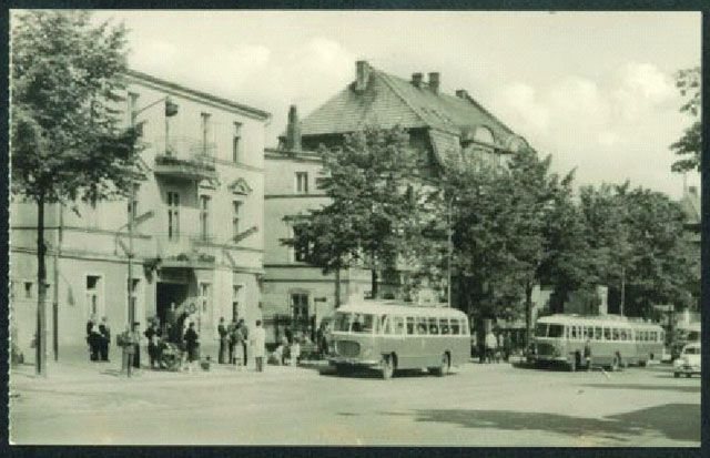 Plac Stalingradu. W oczekiwaniu na międzymiastowy PKS.