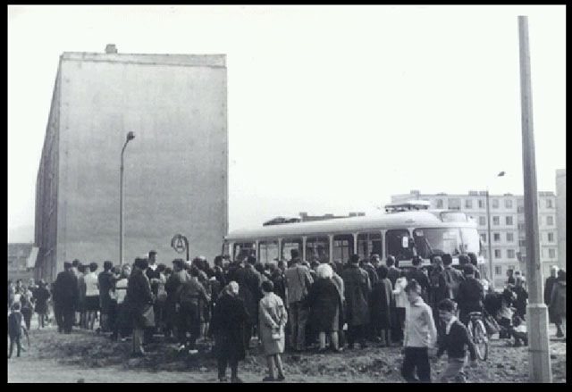 Pętla przy ulicy Paderewskiego. Zabobrze się rozbudowuje a tłum pasażerów czai się do wejścia do „siódemki”.