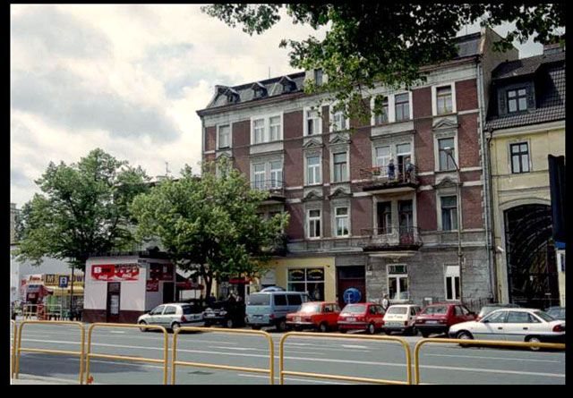 Dawny dworzec PKS przy pl. Niepodległości, a przy nim – poniemiecka stacja benzynowa z minibarem w środku.