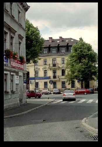 Nieopodal do 1986 roku istniały stanowiska odjazdowe autobusów komunikacji podmiejskiej.
