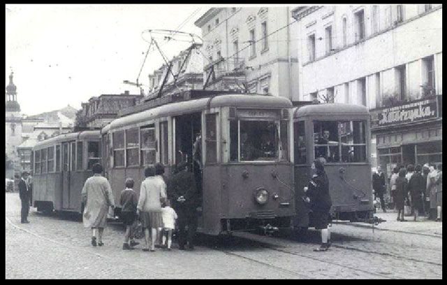 Plac Piastowski w Cieplicach: jedne z ostatnich tramwajowych kursów w latach 60-tych. Do 1969 roku tramwaje będą dojeżdżały tylko do Apteki pod Koroną.