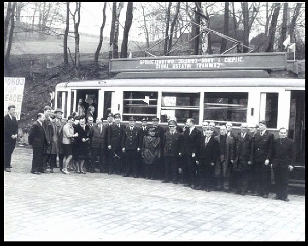 Żegnają ostatni tramwaj. Mazurkiewicz stoi jedenasty od lewej.
