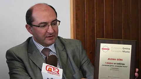 Prezydent pokazuje tablicę z wyróżnieniem dla Jeleniej Góry.
