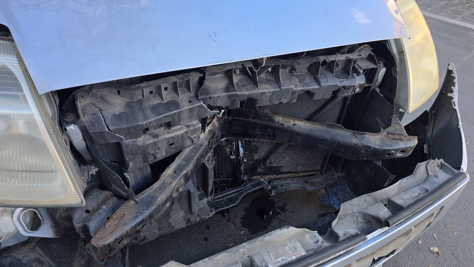 Niby tylko kolizja ale Citroena nie opłaca się już naprawiać