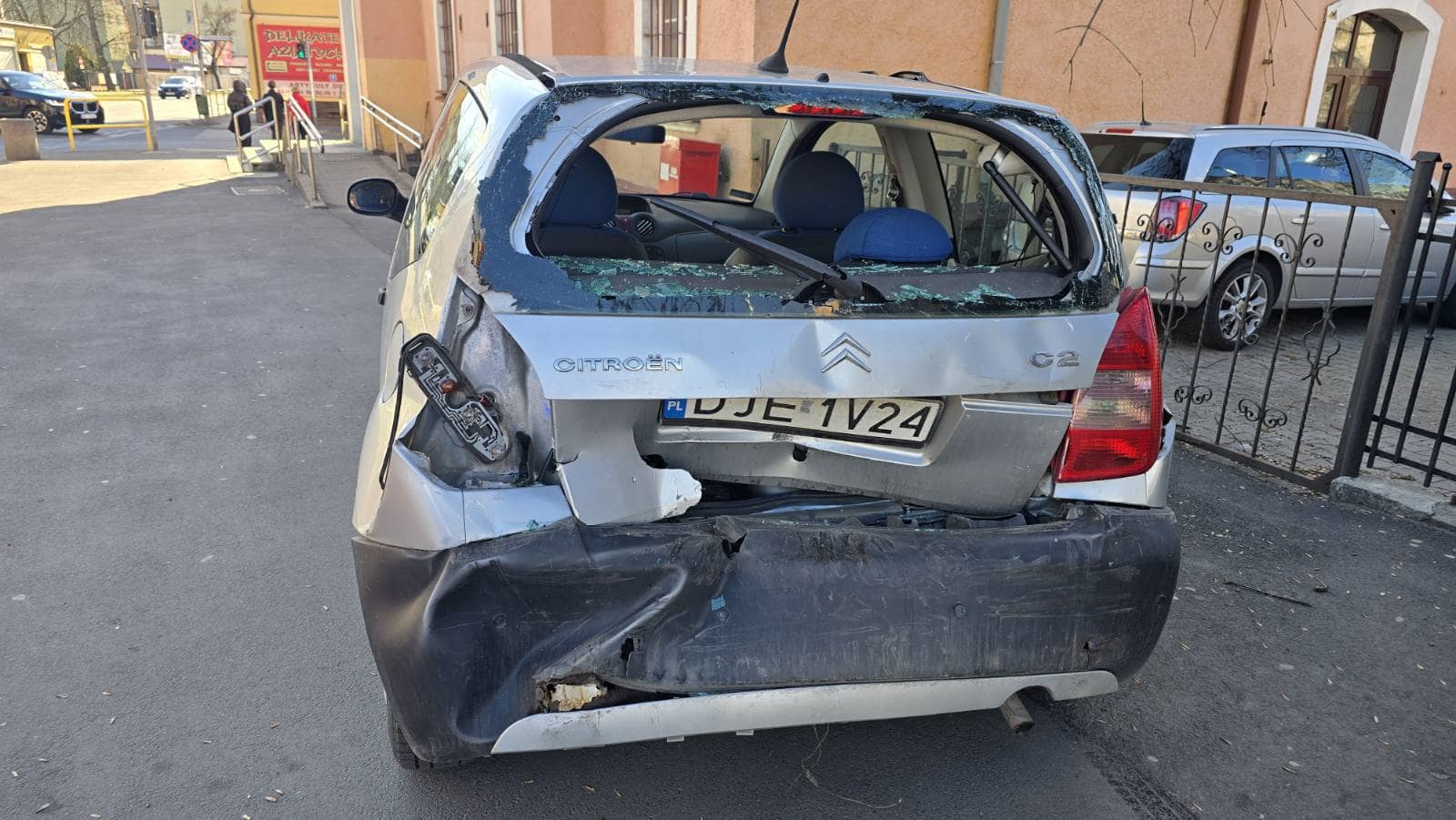 Niby tylko kolizja ale Citroena nie opłaca się już naprawiać