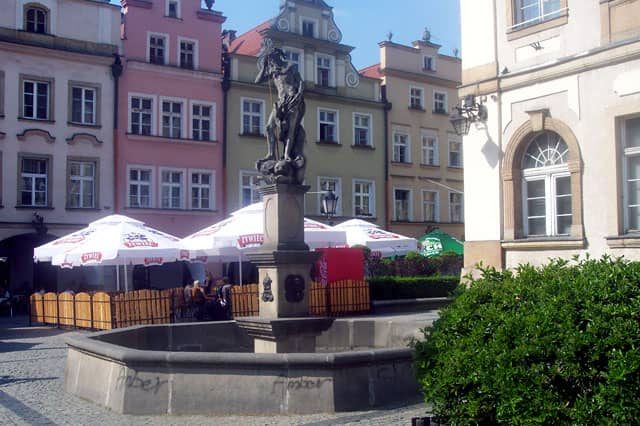 Najpopularniejsza w mieście fontanna z Neptunem. Nieckę oszpecili wandale.