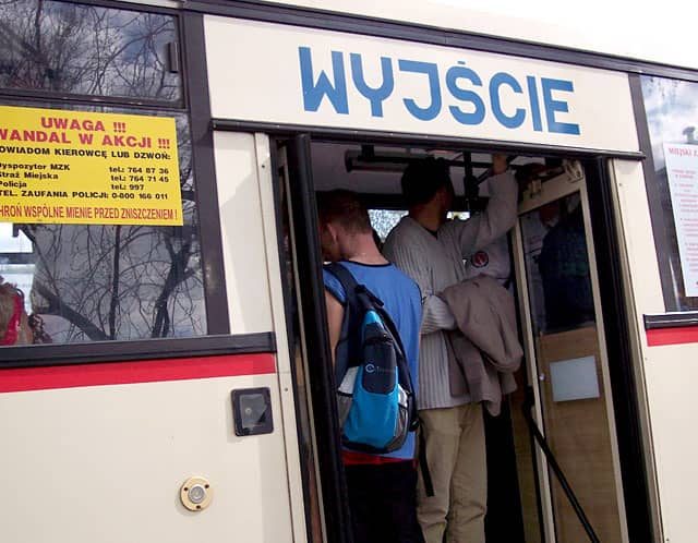 Nawet po południu nie było łatwo dostać się do autobusu MZK (na zdjęciu dziewiątka przy Aptece pod Koroną).