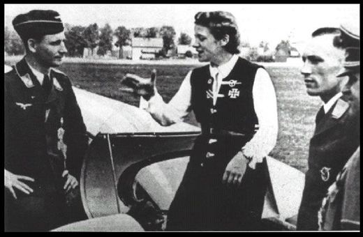 Jedno z nielicznych zachowanych zdjęć Hanny Reitsch w Jeleniej Górze, na lotnisku przy Lomnitzer Chausse. Już po wręczeniu pilotce Krzyża Żelaznego.